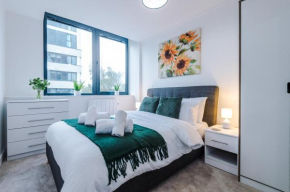 NEW! Stylish 2-bed apartment in Manchester by 53 Degrees Property - Amazing location, Ideal for Small Groups - Sleeps 4!